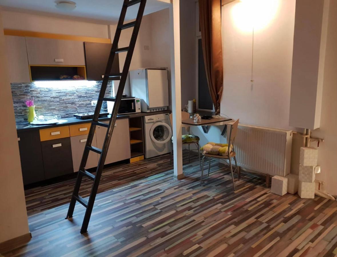 אראד Young Downtown Apartment מראה חיצוני תמונה